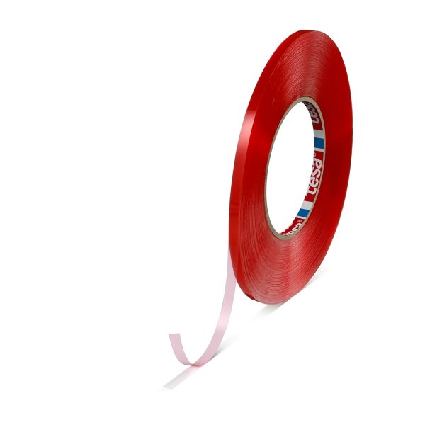 Fita dupla face Tesa 4965 poli&eacute;ster transparente 5mm em rolo vermelho com ponta de fita desenrolada